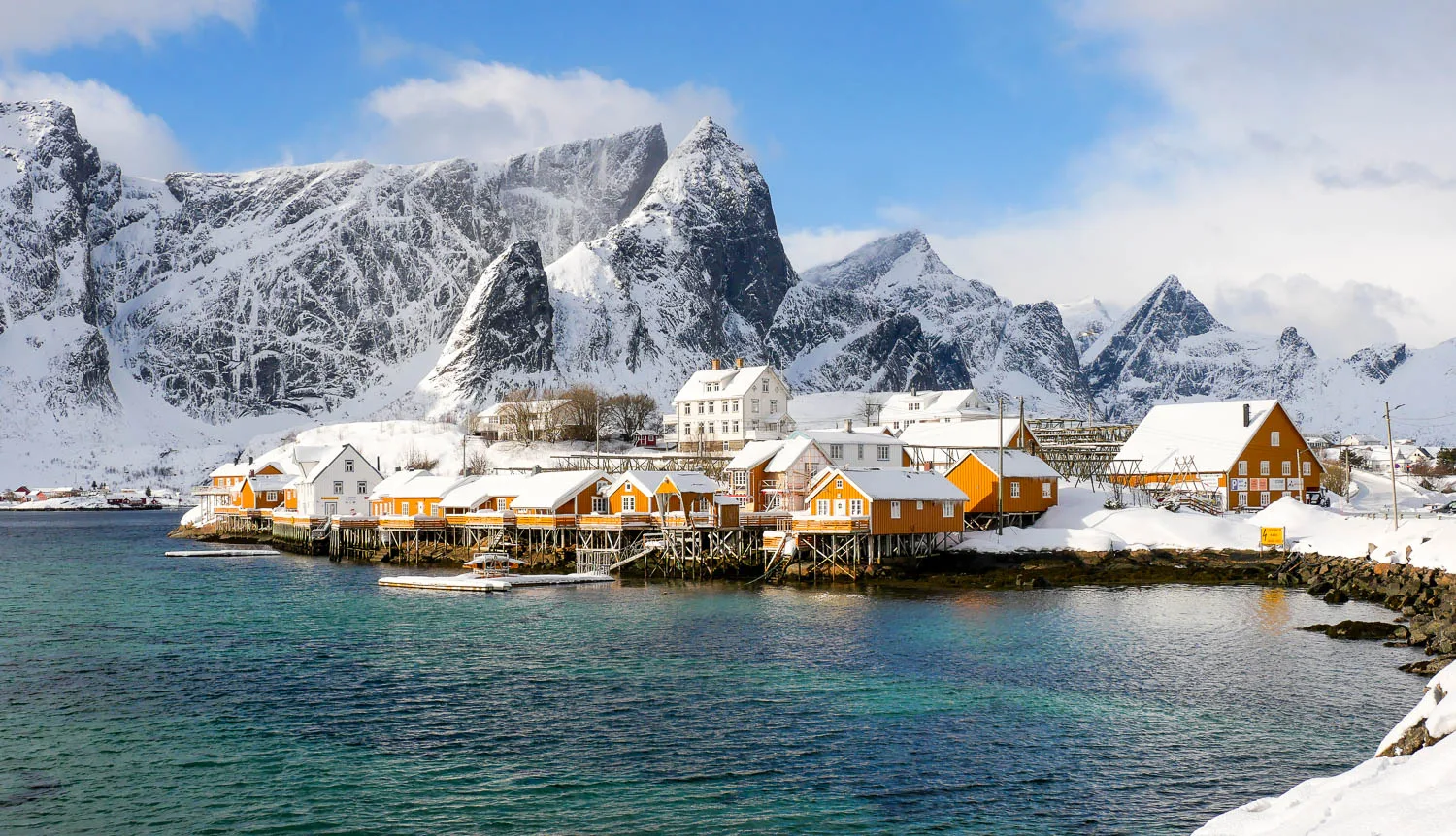 Village rorbu rorbuer Sakrisoy hiver neige Lofoten Norvège