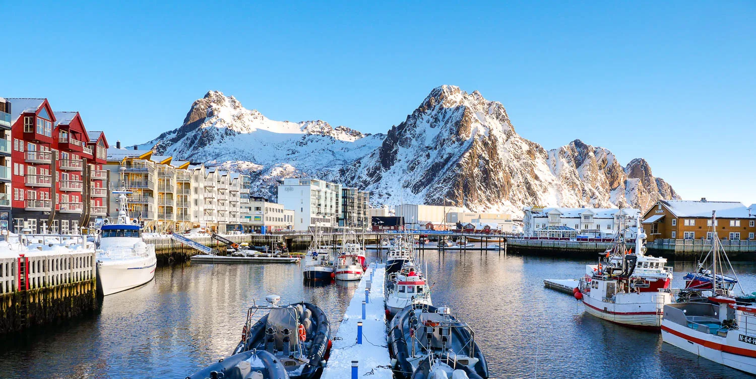 Port quais Svolvaer Norvège hiver neige