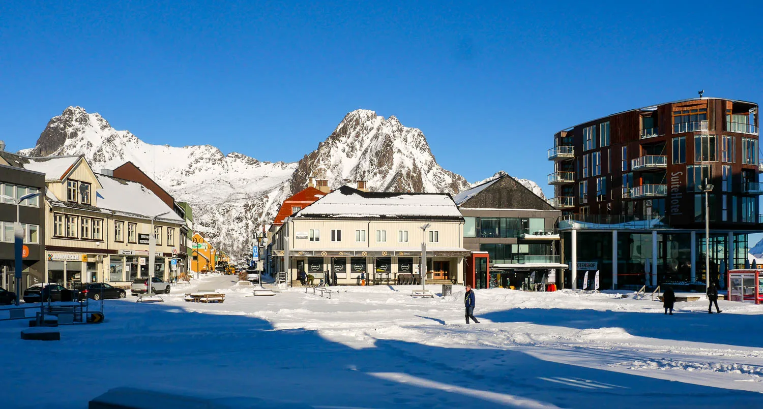 Place centrale Svolvaer Norvège hiver neige