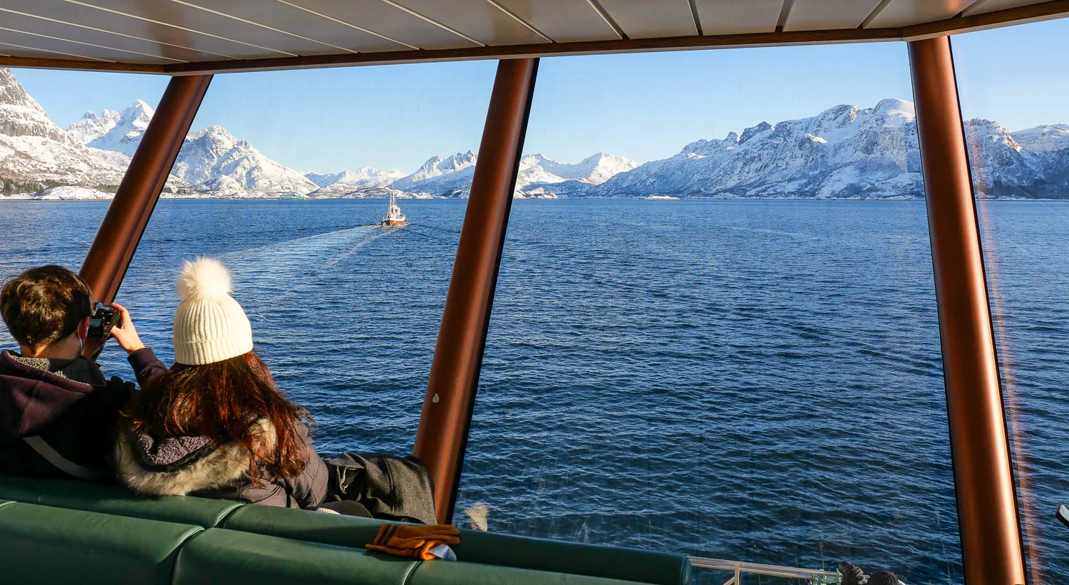 Excursion Trollfjord lofoten norvège vue depuis intérieur bateau silencieux brim explorer