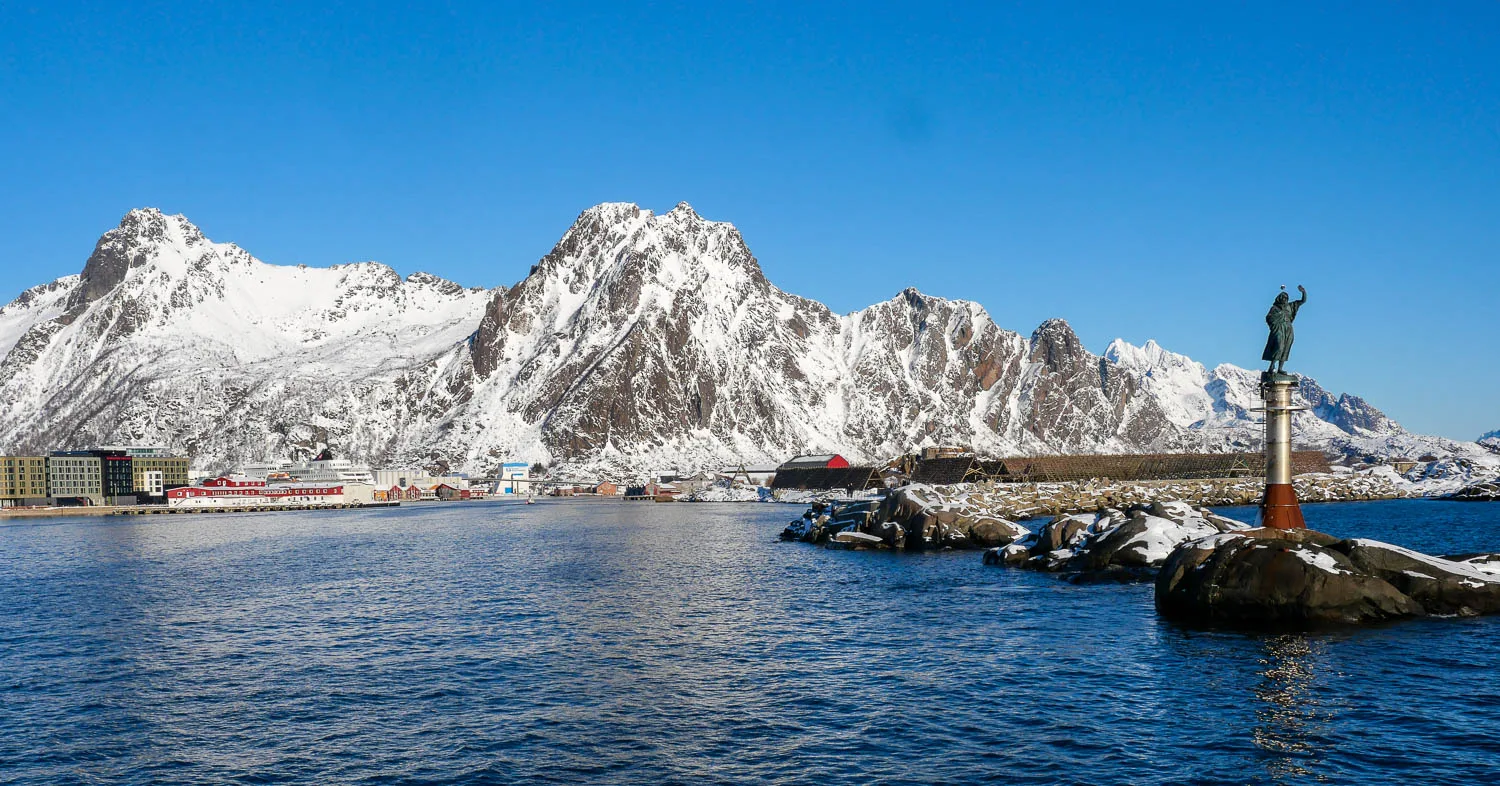 Port Svolvaer norvège lofoten fiskarkona statue liberté