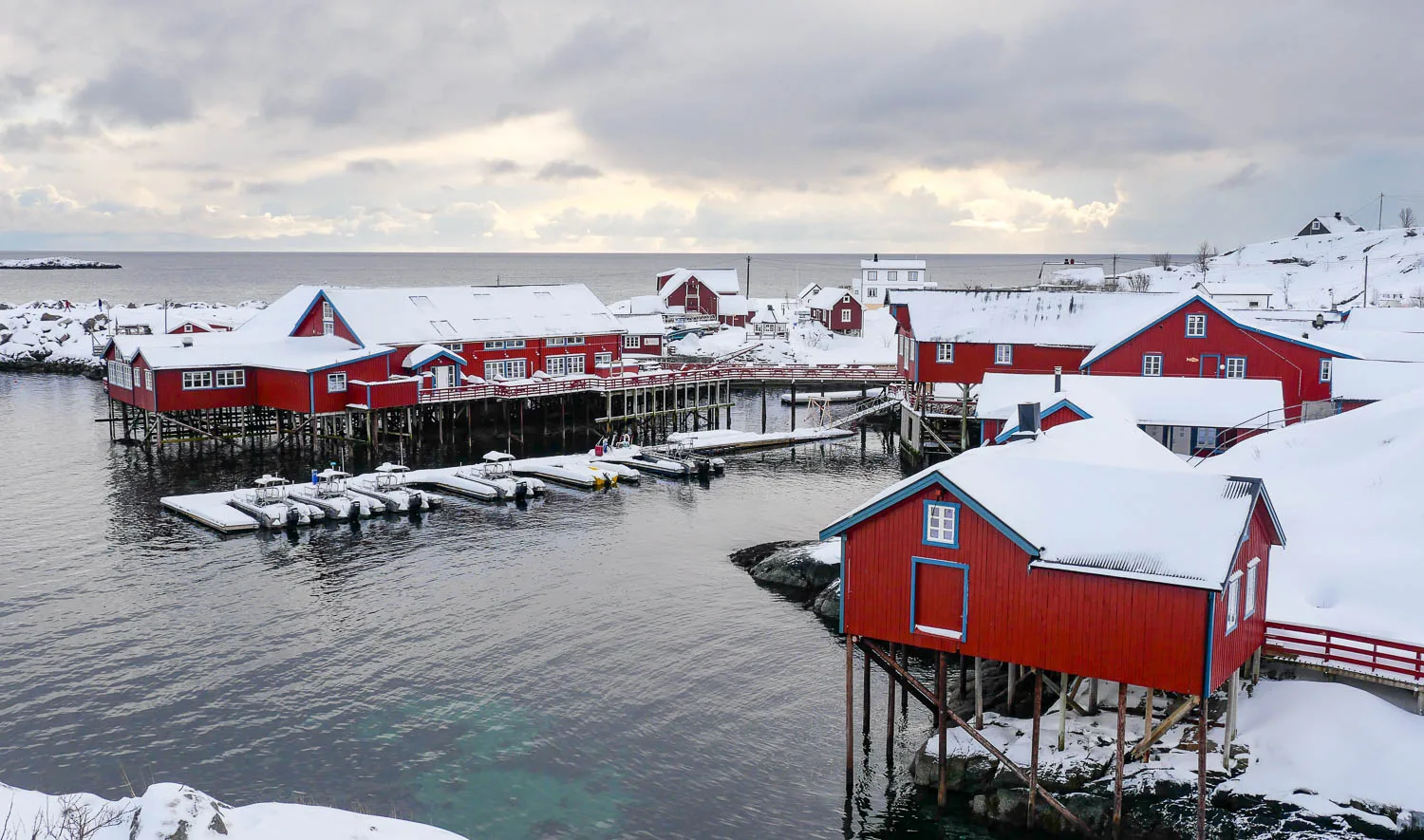 Cabanes maisons sur pilotis village A Lofoten en hiver Norvège