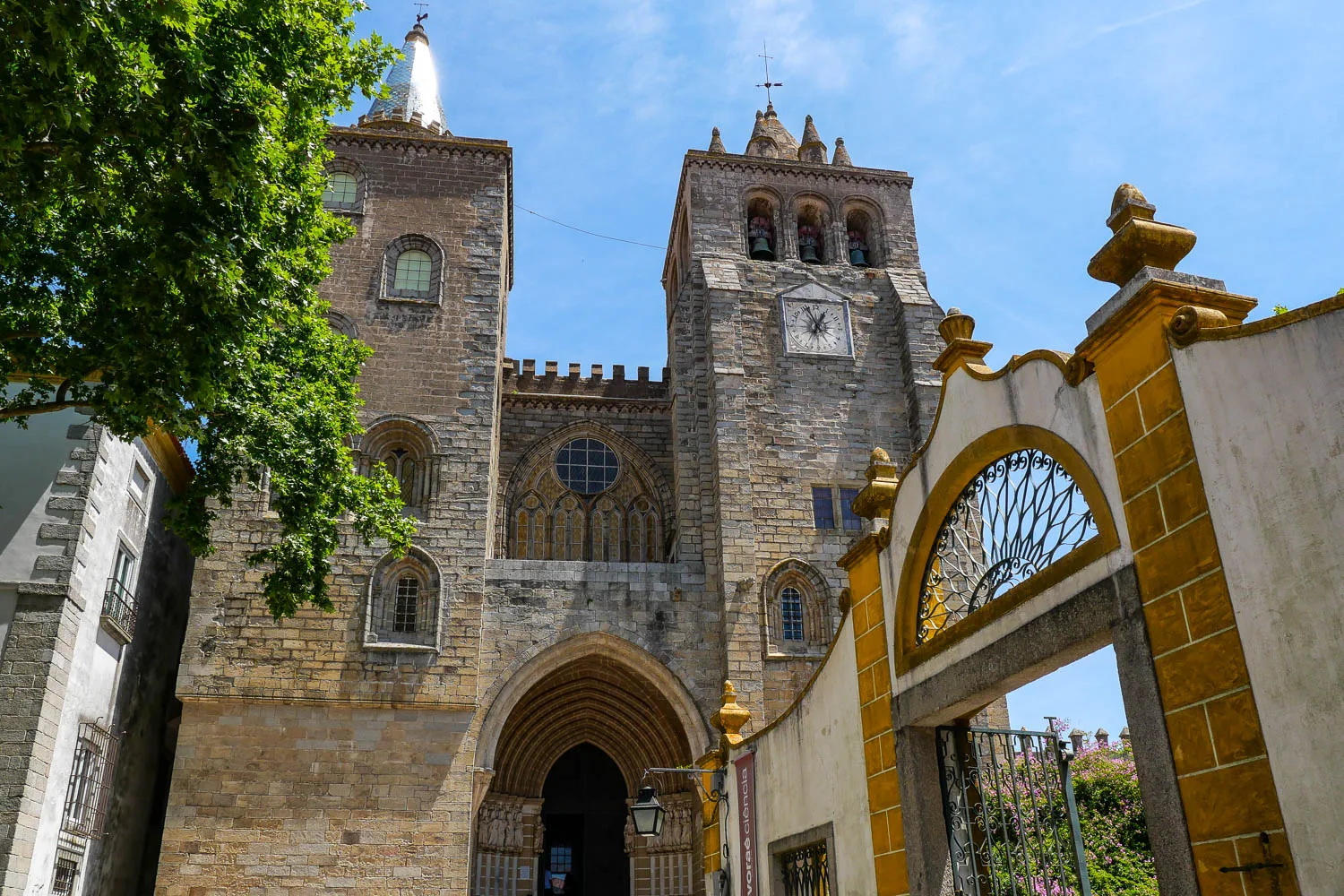 Cathédrale d'Évora Portugal façade entrée