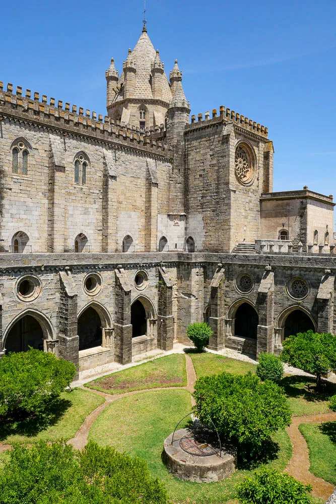 Cathédrale d'Évora Portugal cloitre tour