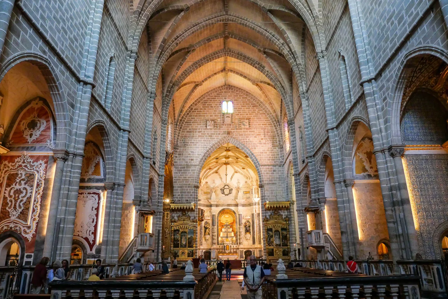 Intérieur église Saint François igreja de São Francisco Evora Portugal
