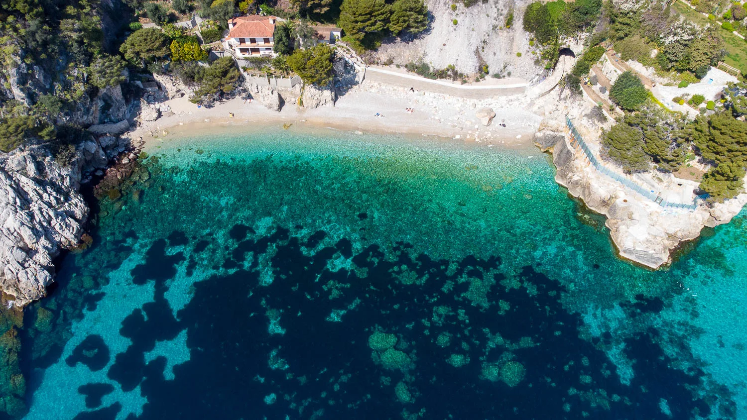 plage saint laurent d'eze secrète côte d'azur vue drone aérienne