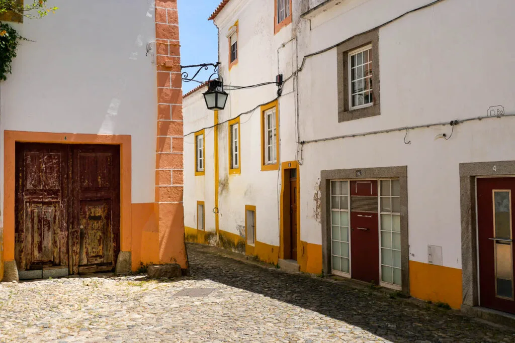 rue vieille ville visiter Evora Portugal