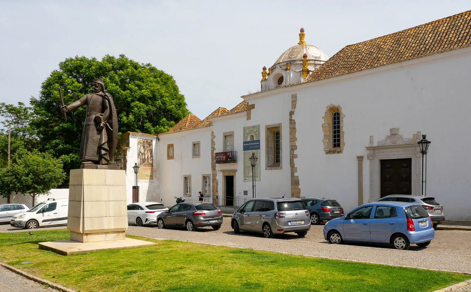 Statue Roi Praça de D. Afonso III Museu Musée Municipal Faro Portugal