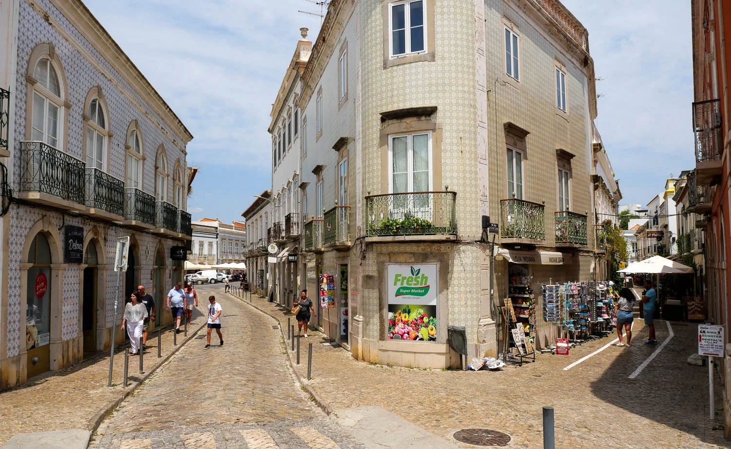 quartier nord Tavira Portugal façades azulejos