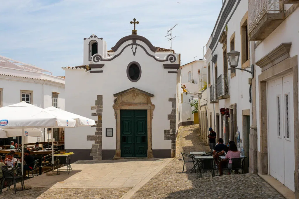 Rue pavée Tavira centre historique vieille ville Portugal