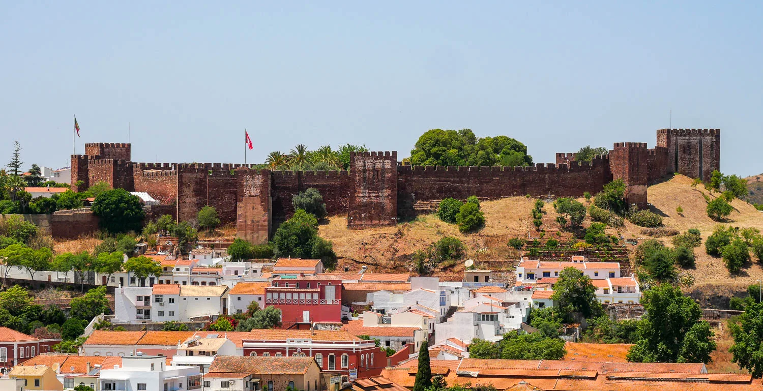 Point de vue sur le château visiter Silves Portugal