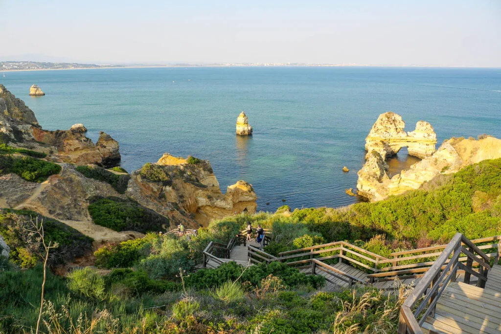 Visiter Lagos au Portugal Ponta da Piedade falaises escalier plage