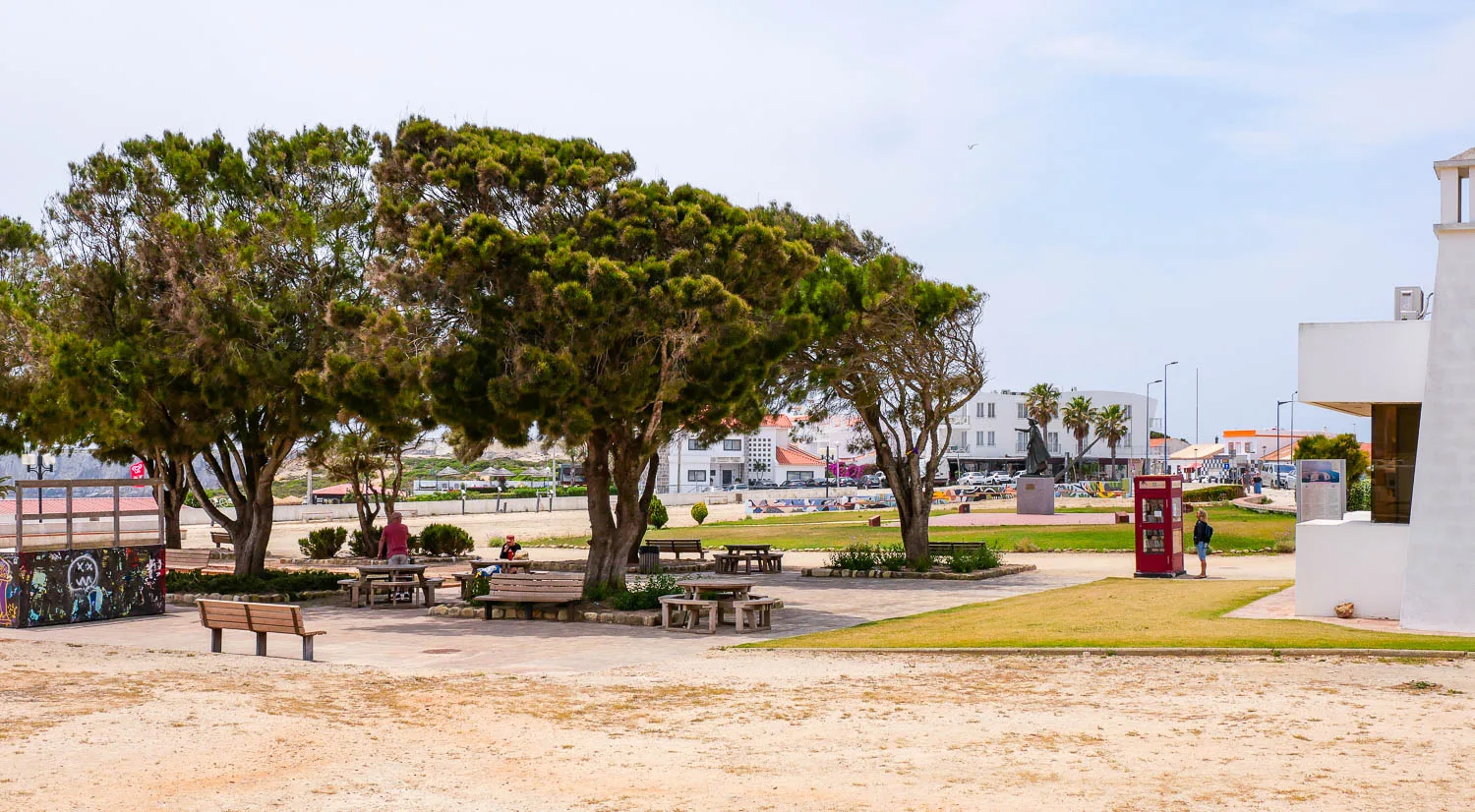 Visiter Sagres au Portugal Algarve village place centrale