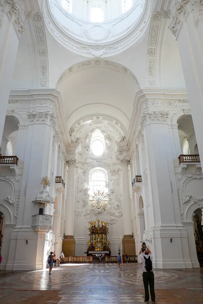Nef intérieur église collégiale Salzbourg Autriche Kollegienkirche