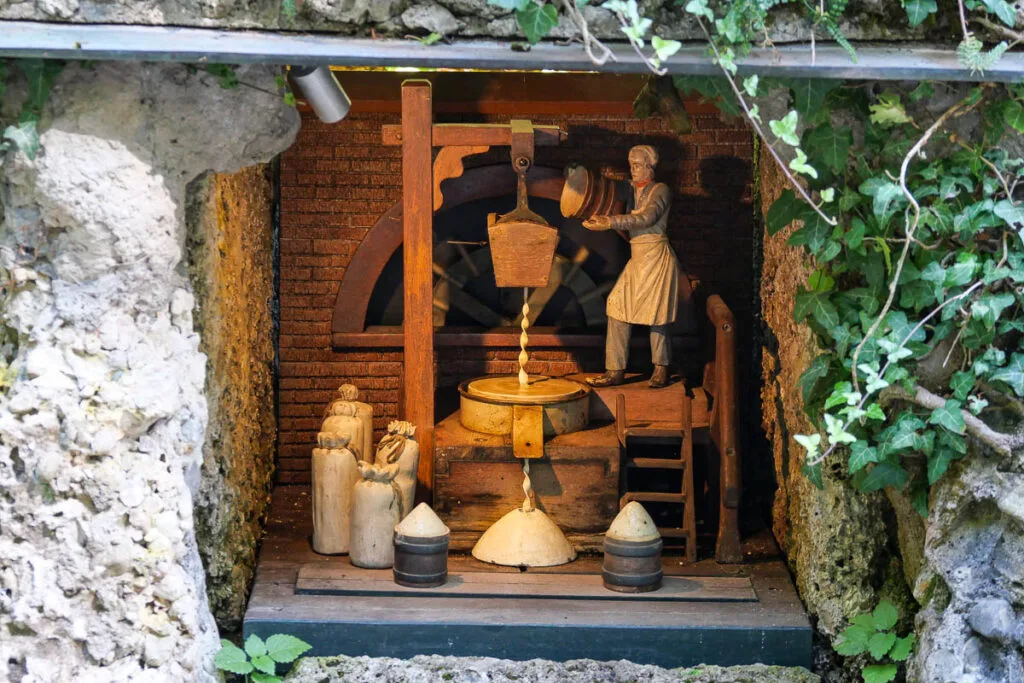 jeux d'eau scène de vie quotidienne meunier hellbrunn autriche