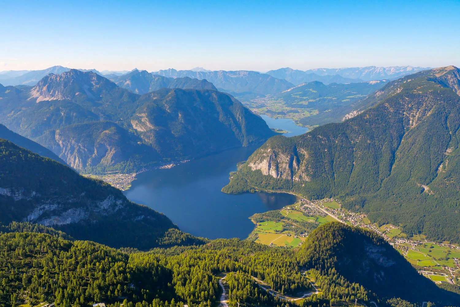 Point de vue sur le lac de Hallstatt depuis la plateforme 5 fingers Dachstein Krippenstein Autriche