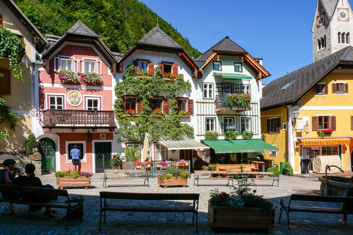 Place du marché Marktplatz village Hallstatt Autriche balcons fleuris maisons typiques autrichiennes
