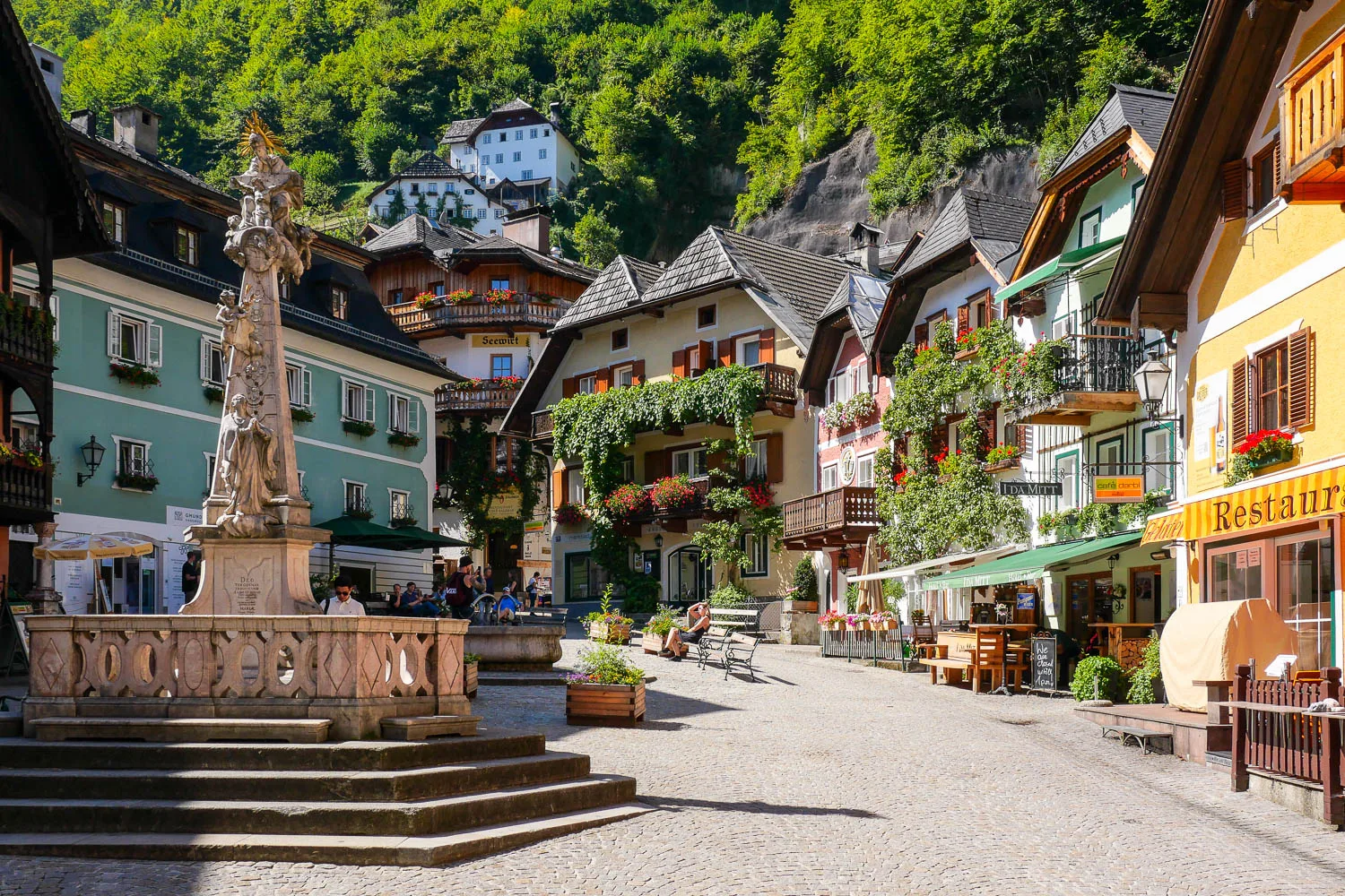 Place du marché Marktplatz village Hallstatt Autriche balcons fleuris maisons typiques autrichiennes