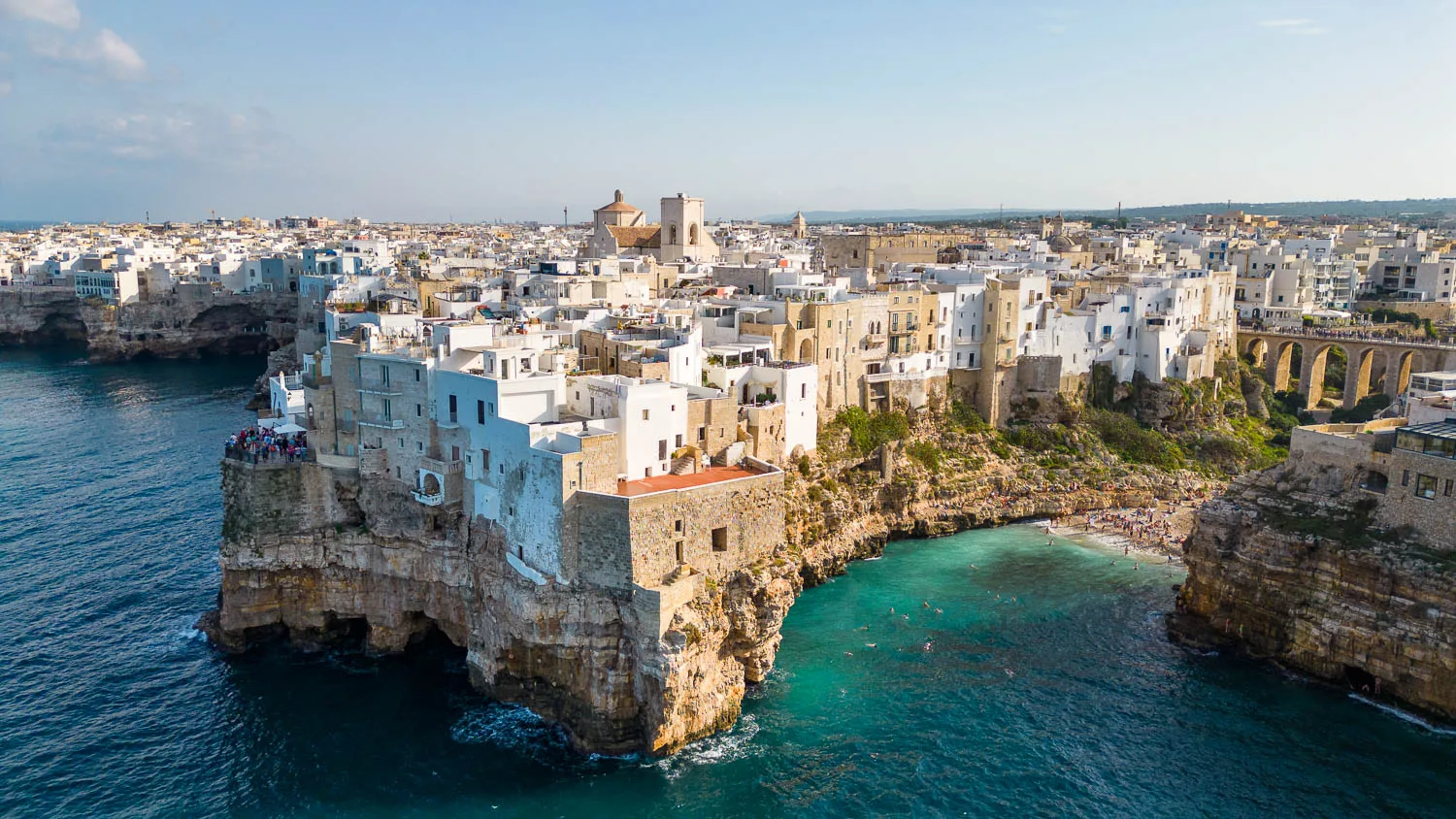 Photo drone vue aérienne Polignano a Mare Pouilles Italie