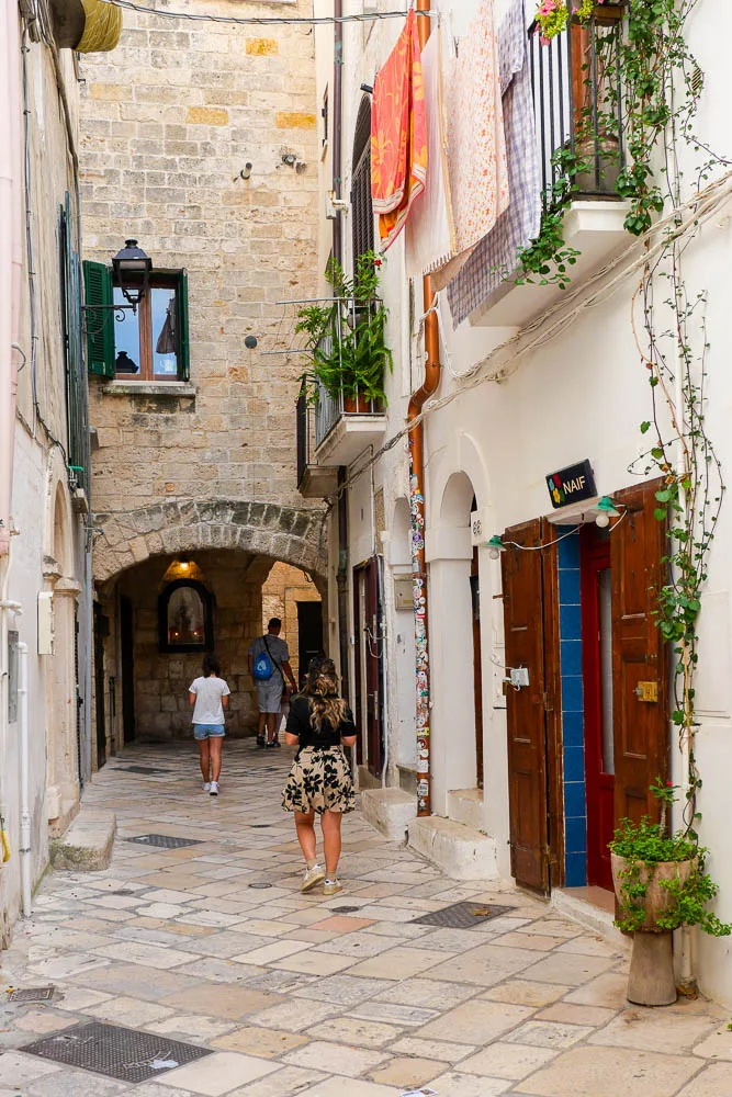 Visiter Polignano a Mare Pouilles Italie rue centre historique vieille ville