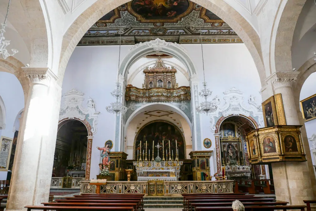 Nef intérieur église chiesa Matrice di Santa Maria Assunta Polignano a Mare Italie