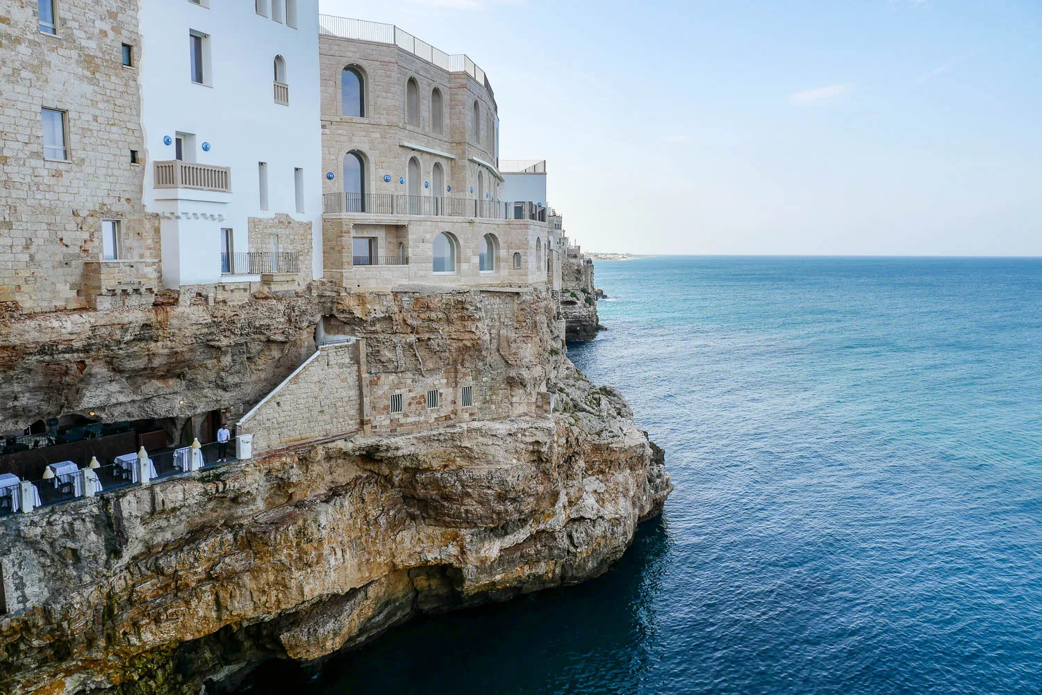 Point de vue mirador blue restaurant Grotta Palazzese Polignano a Mare Italie