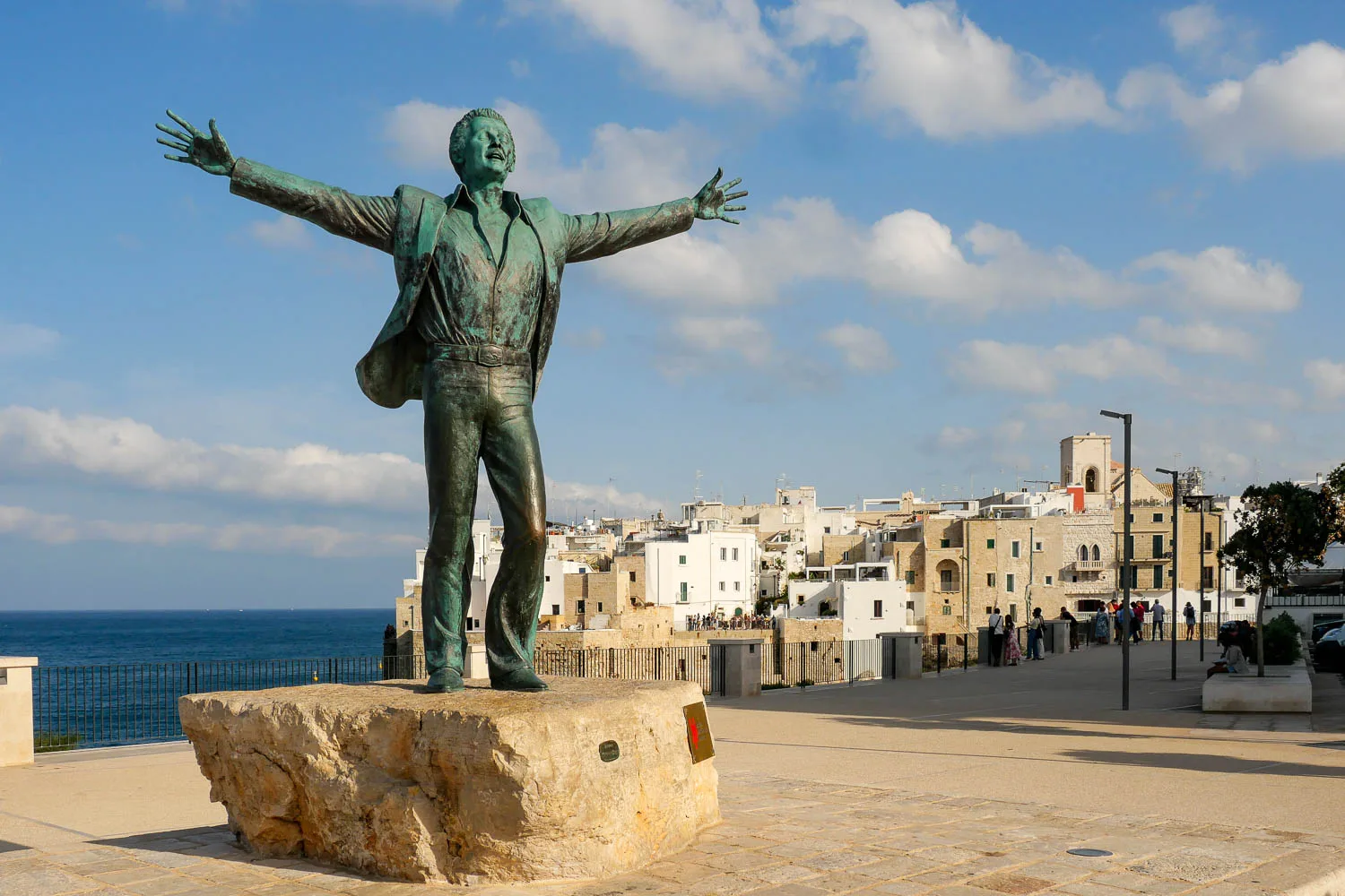 Monument statue Domenico Modugno Polignano a Mare Italie