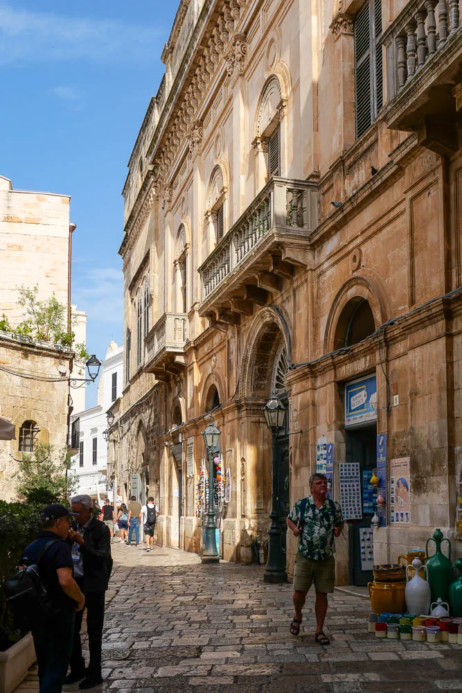 Piazzetta F. Miani Perotti visiter Polignano a Mare Italie