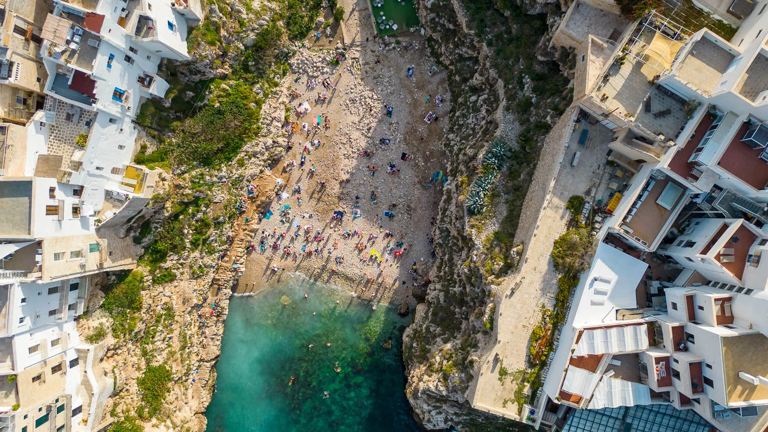 Vue drone aérienne Spiaggia Plage Lama Monachile Polignano a Mare Pouilles Italie