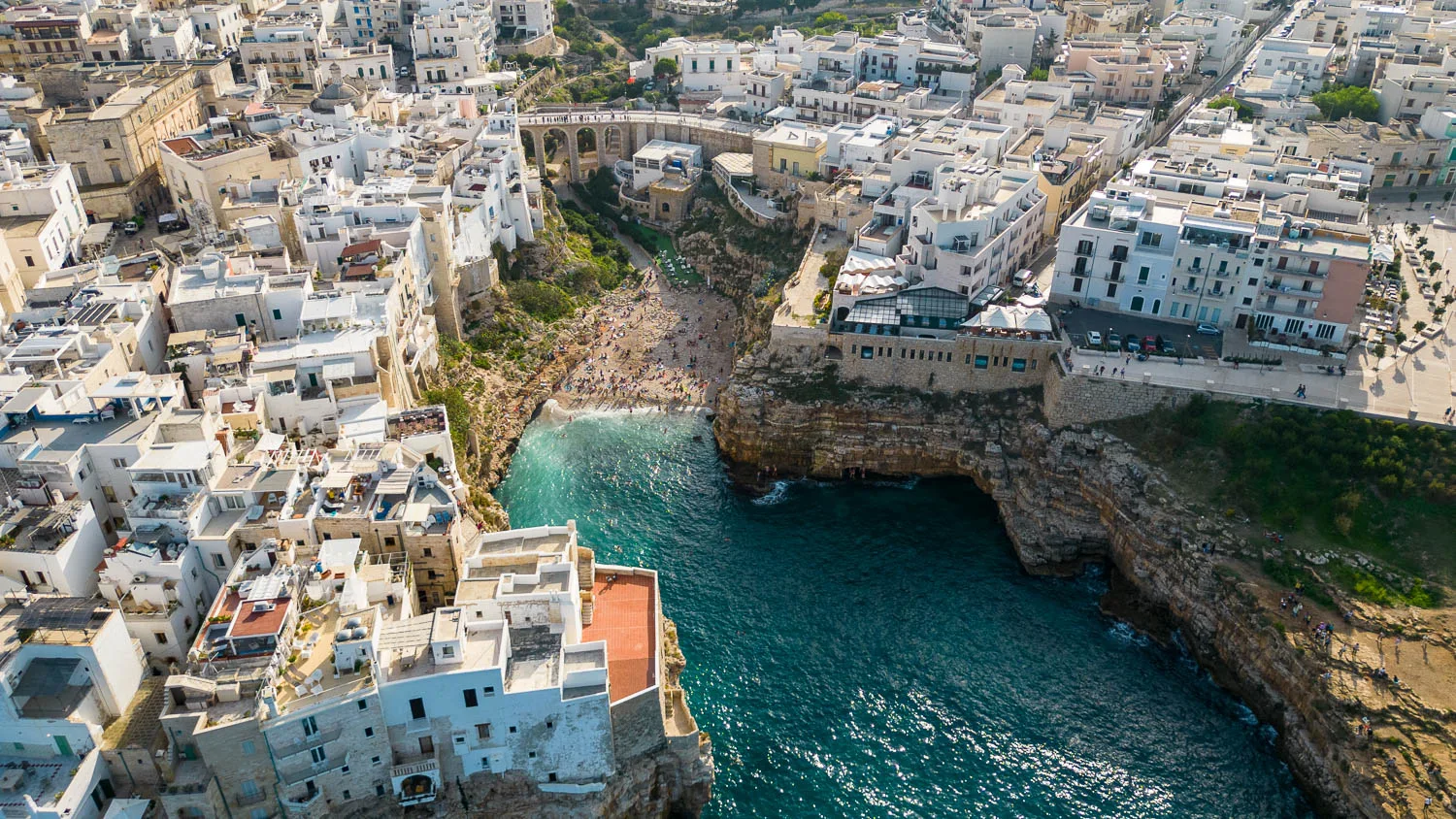 Vue drone aérienne Spiaggia Plage Lama Monachile Polignano a Mare Pouilles Italie