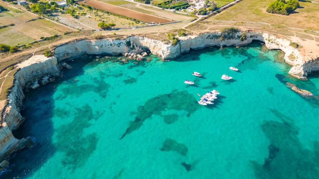 Faraglioni di Sant’Andrea visiter les Pouilles en road trip Italie