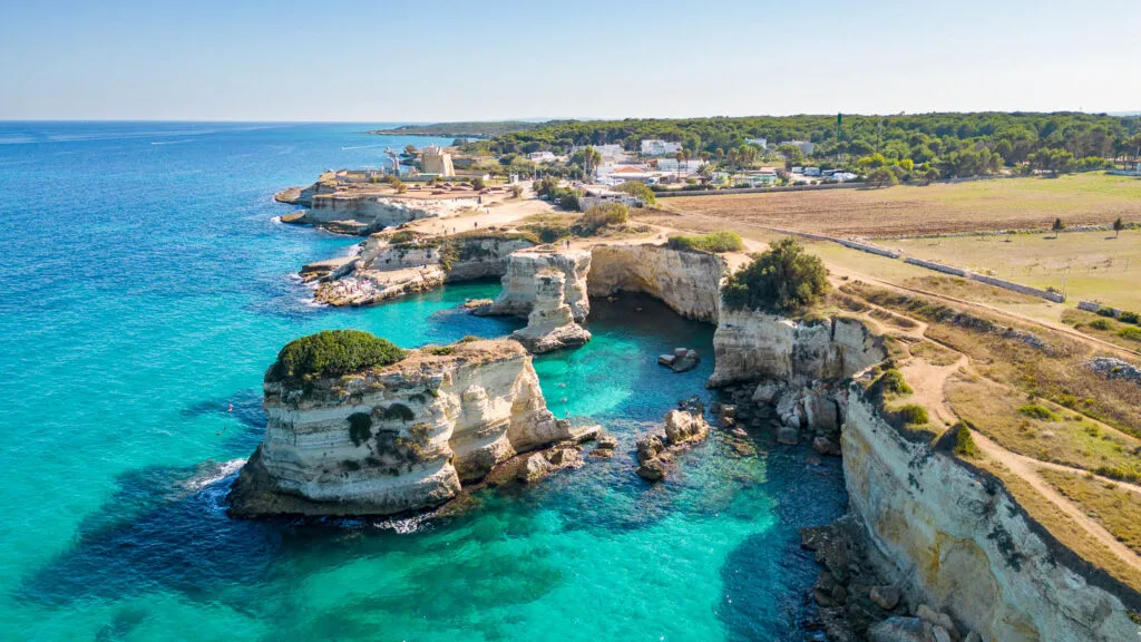 Faraglioni di Sant’Andrea visiter les Pouilles en road trip Italie