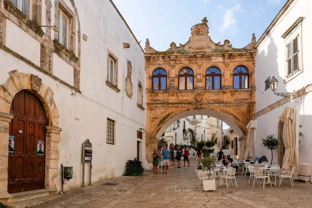 Arc Scoppa Palazzo del Seminario Ostuni vallée d'Itria Pouilles Italie