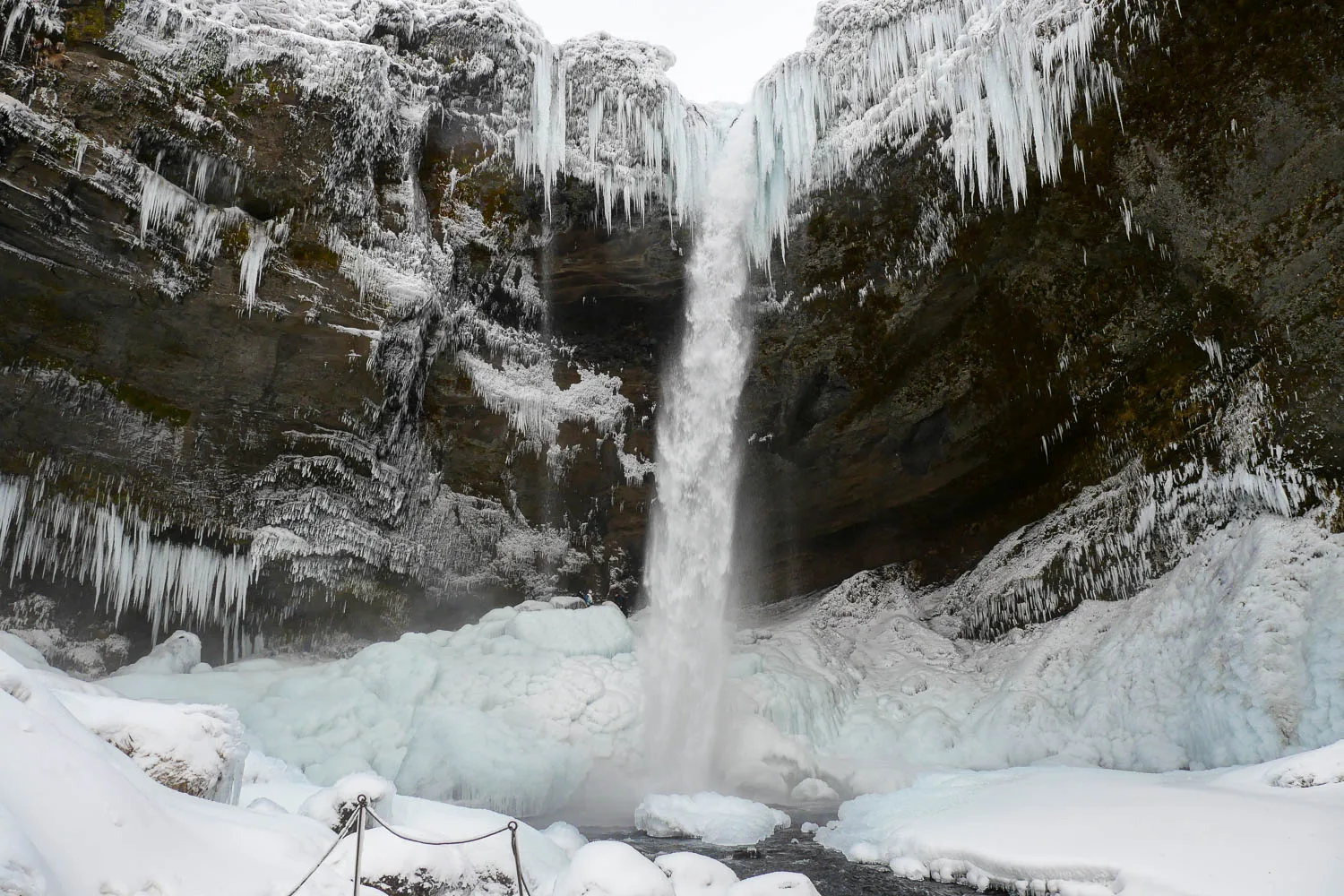 Cascade chute d'eau Kvernufoss hiver Islande