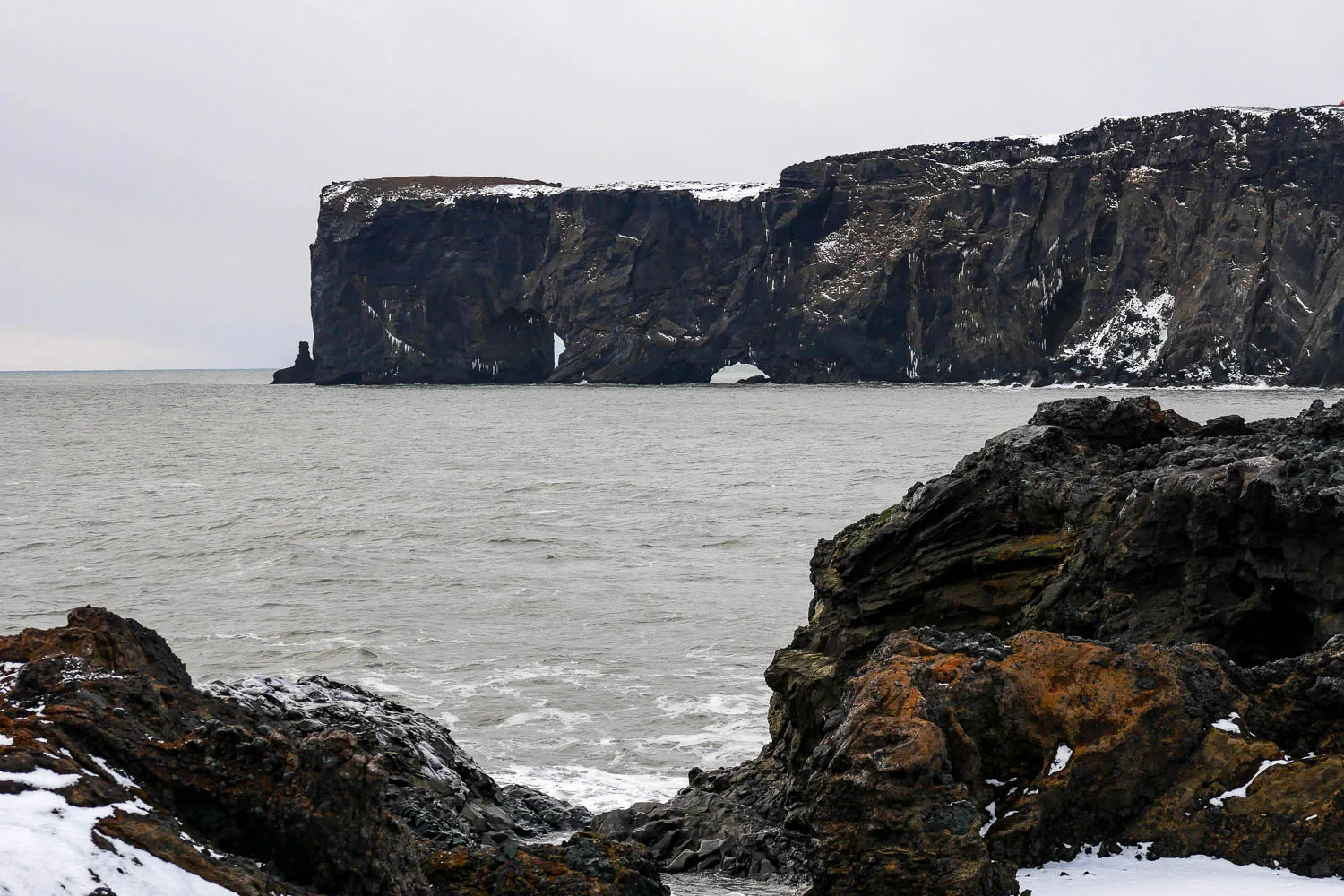 Falaises, plage et arche Dyrhólaey en hiver Islande