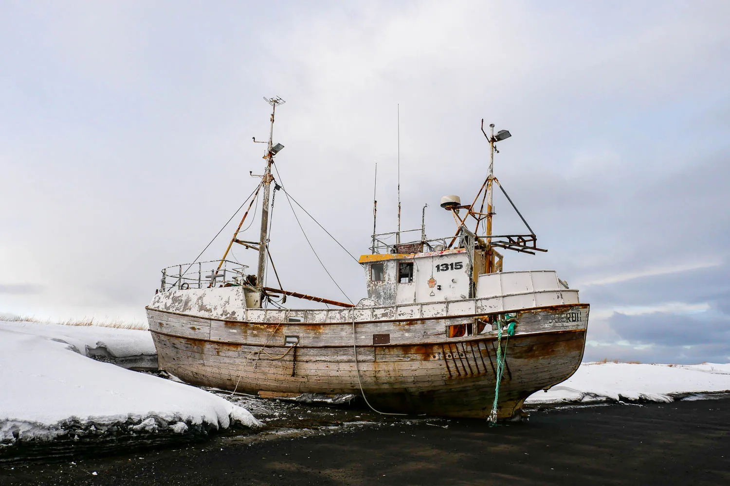 Épave bateau Sandgerdi (GK-2) plage Rif hiver péninsule de Snaefellsnes Islande