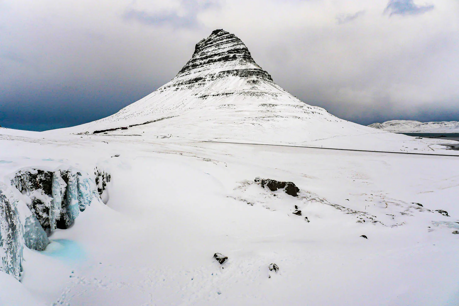point de vue cascade kirkjufellsfoss en hiver Kirkjufell péninsule de Snaefellsnes Islande