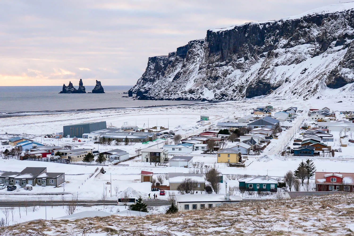 Village de Vik en hiver neige Islande