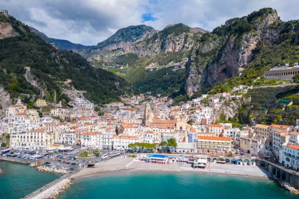 Visiter Amalfi sur la côte amalfitaine Italie vue drone
