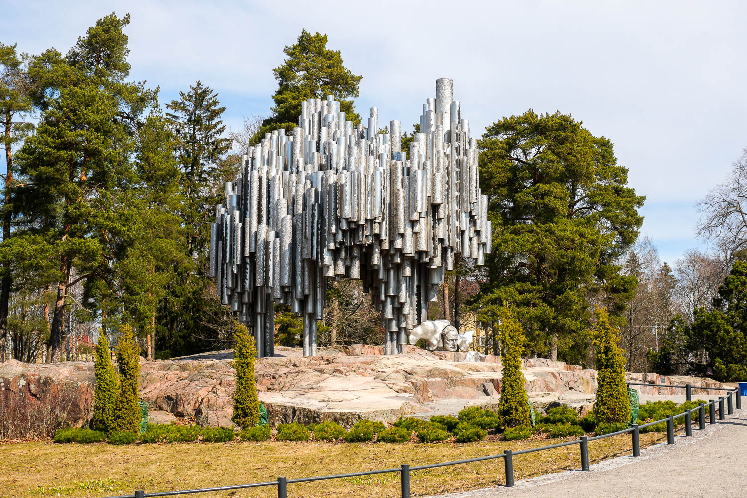 sculpture 600 tubes en acier du parc Sibelius à Helsinki en Finlande