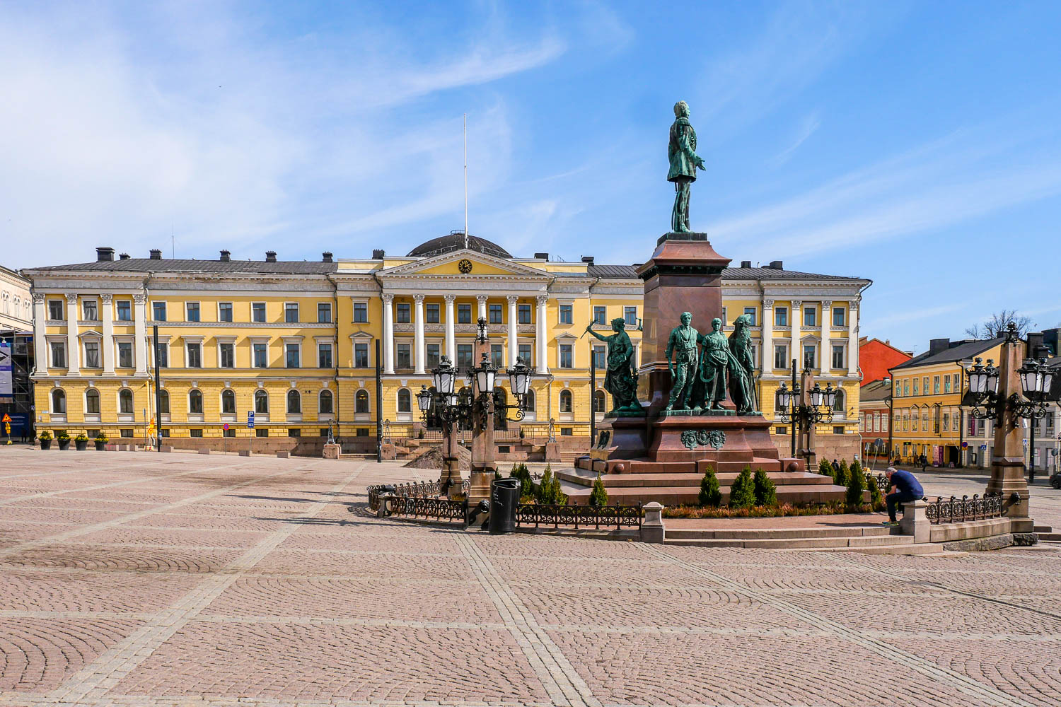 Place du Sénat à Helsinki en Finlande avec la statue de l'empereur Alexandre II de Russie