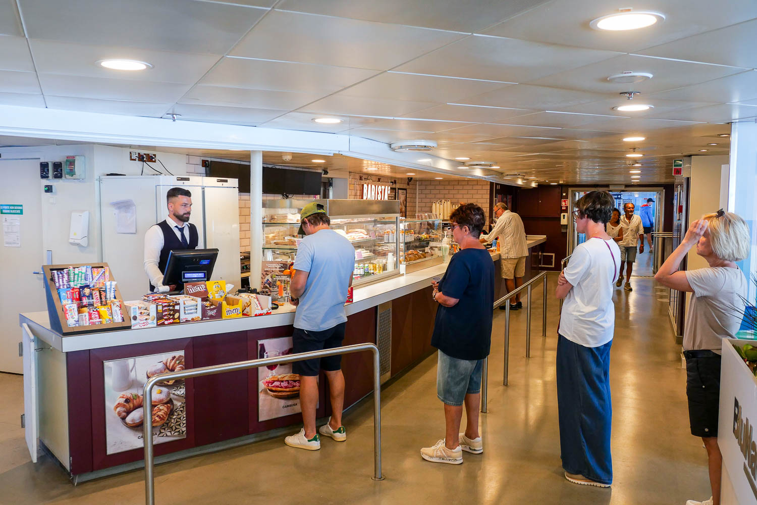 Snack à bord du bateau BluNavy ferry Piombino Ile d'Elbe