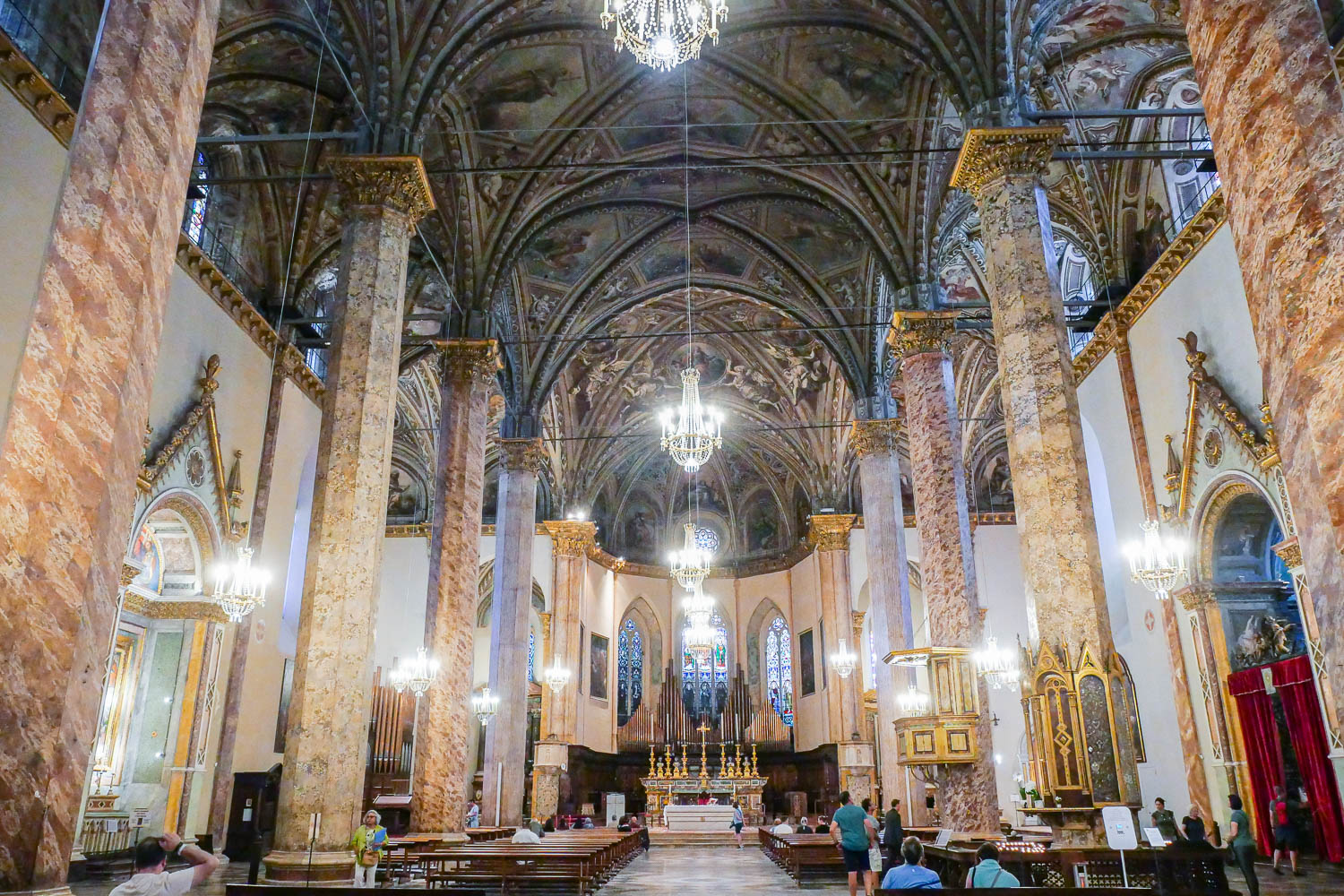 Nef cathédrale San Lorenzo Pérouse Ombrie Italie