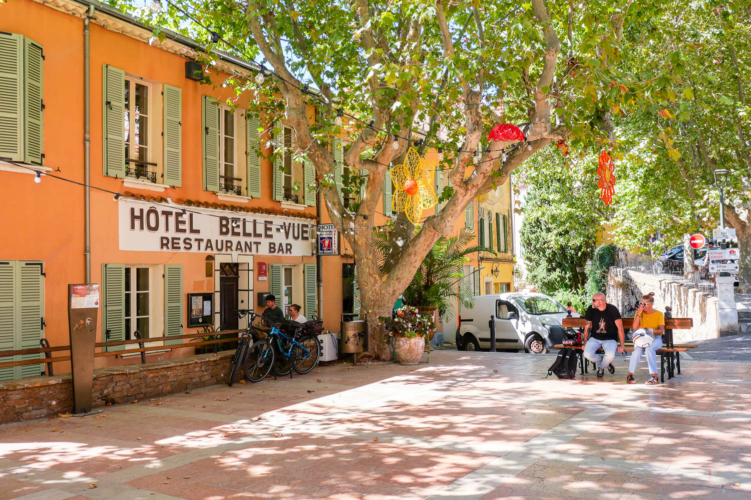 Place Gambetta visiter Bormes les Mimosas dans le Var