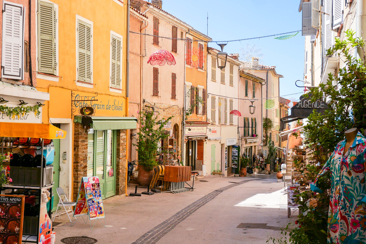 Rue Carnot que faire à Bormes les Mimosas Var Côte d'Azur France