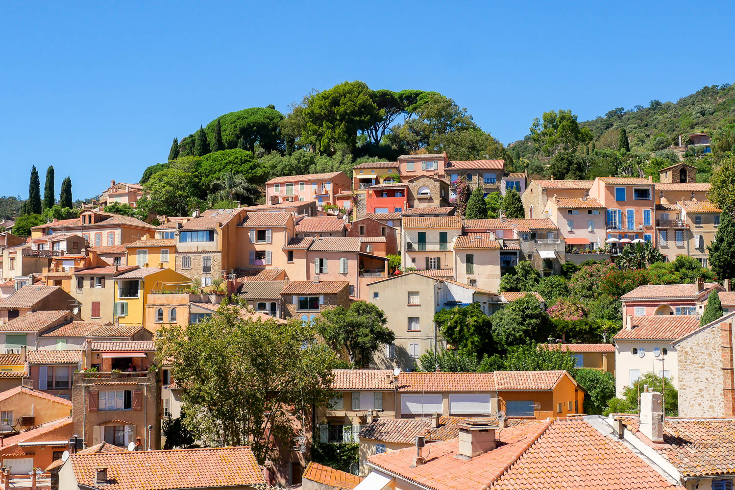 Vu sur le village de Bormes les Mimosas Var France avec ses maisons provençales au façades ocres