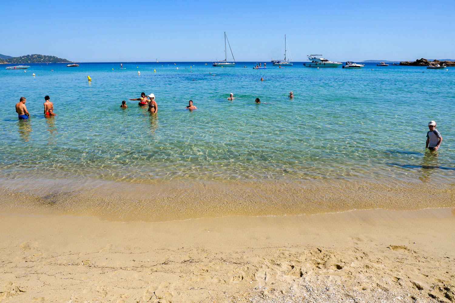 Eau turquoise et sable fin à la plage de Saint-Clair Le Lavandou Var