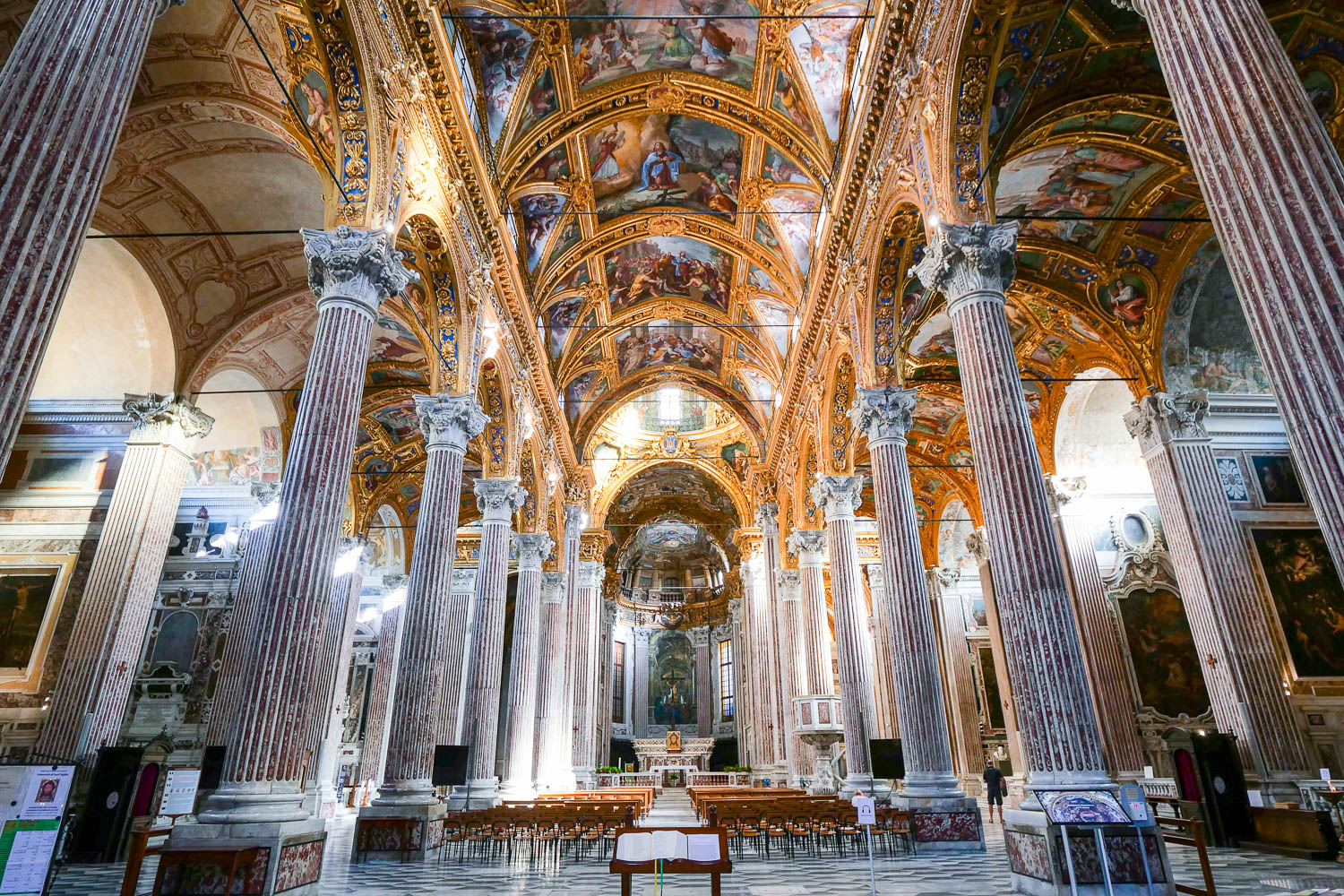 Intérieur baroque de la basilique Santissima Annunziata del Vastato que faire à Gênes Italie Ligurie
