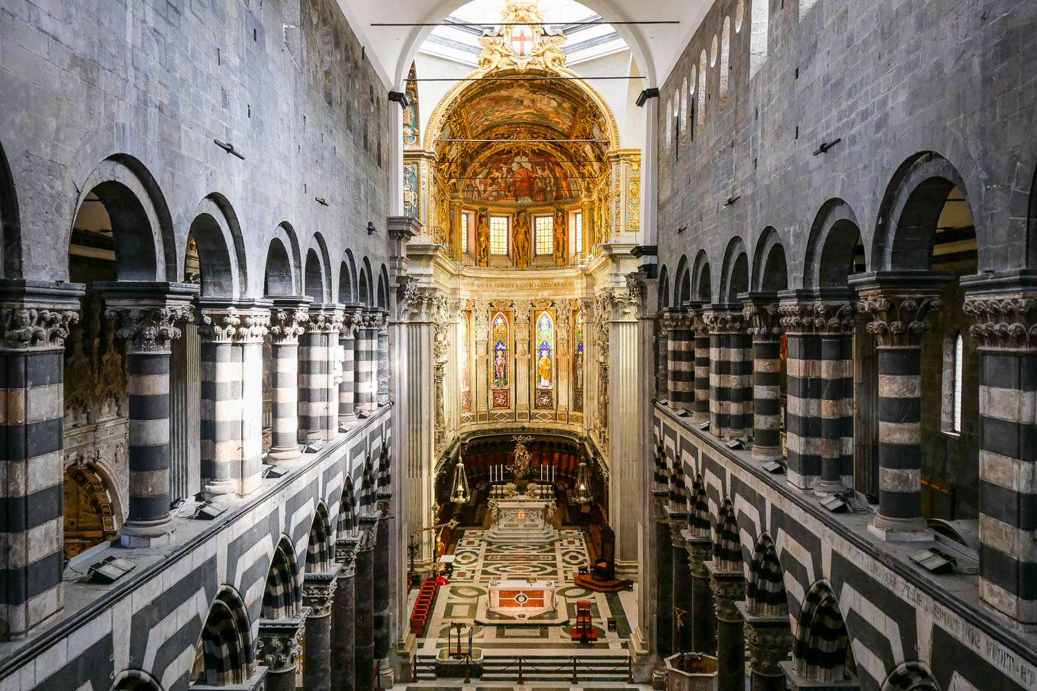 Nef marbre blanc et noir cathédrale San Lorenzo Gênes Italie