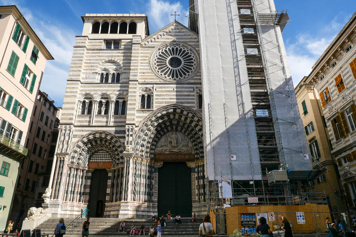 Façade marbre blanc et noir cathédrale San Lorenzo Gênes Italie